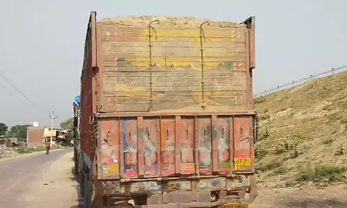 Lucknow: ओवरलोड ट्रक विवाद में कार्रवाई, तीनों जिलों के एआरटीओ निलंबित