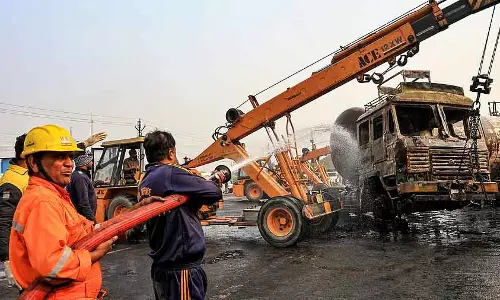 UP हाईवे पर घने कोहरे के बीच टक्कर के बाद ट्रक ड्राइवर जिंदा जल गया UP हाईवे पर घने कोहरे के बीच टक्कर के बाद ट्रक ड्राइवर जिंदा जल गया