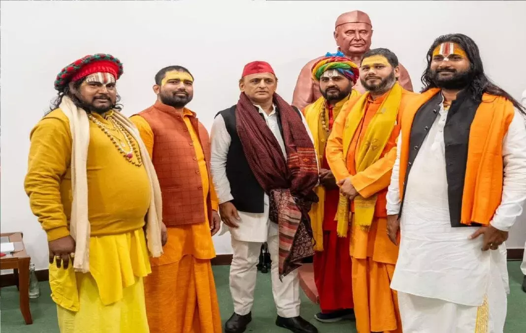 Lucknow: अखिलेश यादव का भगवा फोटोशूट, नववर्ष पर राजनीति का नया सेंटर Lucknow: अखिलेश यादव का भगवा फोटोशूट, नववर्ष पर राजनीति का नया सेंटर