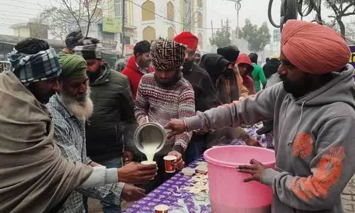 भक्तों ने Amritsar में दरबार साहिब के दर्शन करके नए साल का स्वागत किया भक्तों ने Amritsar में दरबार साहिब के दर्शन करके नए साल का स्वागत किया