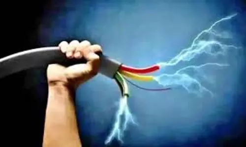 Panipat:बिजली की तारों की चपेट में आने से क्रिकेट खिलाड़ी बुरी तरह से झुलसा Panipat:बिजली की तारों की चपेट में आने से क्रिकेट खिलाड़ी बुरी तरह से झुलसा