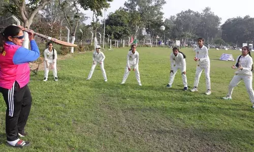 Jalandhar की महिला क्रिकेटरों ने मुश्किलों के बावजूद बल्लेबाजी की Jalandhar की महिला क्रिकेटरों ने मुश्किलों के बावजूद बल्लेबाजी की