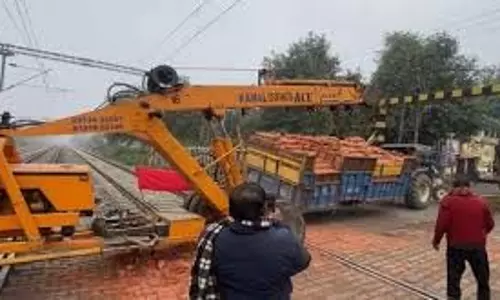 Jalandhar : फाटक पर ईंटों से भरी ट्राली का टूटा एक्सल, डेढ़ घंटे तक रुकीं ट्रेनें Jalandhar : फाटक पर ईंटों से भरी ट्राली का टूटा एक्सल, डेढ़ घंटे तक रुकीं ट्रेनें