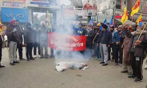 मजदूर नेता की गिरफ्तारी पर Punjab सरकार का पुतला जलाया