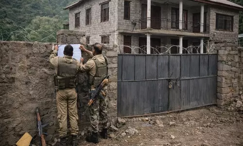 Jammu-Kashmir के पुंछ में पुलिस ने पाक-आधारित आतंकी हैंडलर की संपत्ति कुर्क की Jammu-Kashmir के पुंछ में पुलिस ने पाक-आधारित आतंकी हैंडलर की संपत्ति कुर्क की