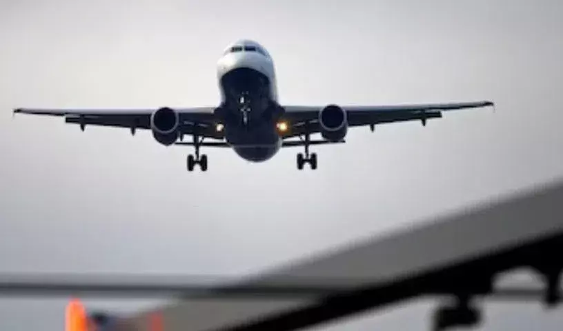 कोहरे के कारण हैदराबाद जाने वाली इंडिगो की दो फ्लाइट्स को आंध्र के गन्नवरम में डायवर्ट किया गया कोहरे के कारण हैदराबाद जाने वाली इंडिगो की दो फ्लाइट्स को आंध्र के गन्नवरम में डायवर्ट किया गया