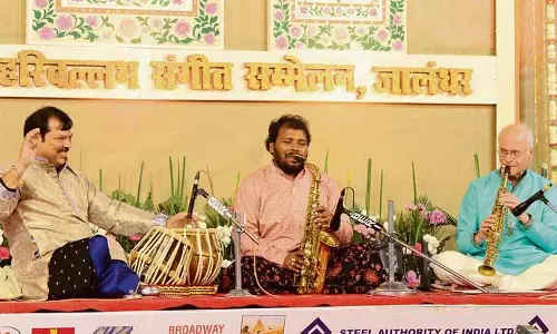 Basant Khamaj के नोट्स ने 150वें हरिवल्लभ संगीत सम्मेलन का समापन किया Basant Khamaj के नोट्स ने 150वें हरिवल्लभ संगीत सम्मेलन का समापन किया
