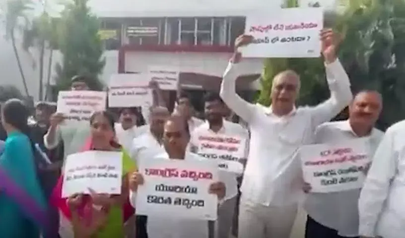 Hyderabad: यूरिया की कमी को लेकर बीआरएस विधायकों ने विधानसभा परिसर में विरोध प्रदर्शन Hyderabad: यूरिया की कमी को लेकर बीआरएस विधायकों ने विधानसभा परिसर में विरोध प्रदर्शन