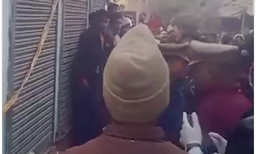 बाप रे! अकेली देखकर घर में घुसा अधेड़, छेड़छाड़ की तो लड़की ने फरसे से उतार दिया मौत के घाट बाप रे! अकेली देखकर घर में घुसा अधेड़, छेड़छाड़ की तो लड़की ने फरसे से उतार दिया मौत के घाट