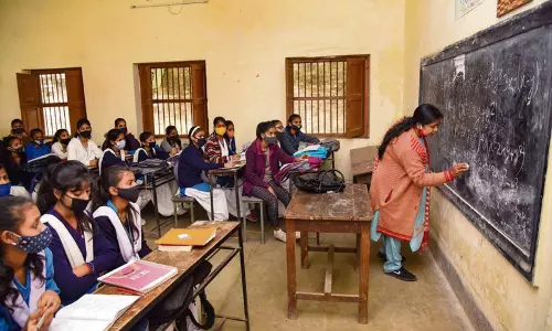 Haryana : 449 स्कूली छात्राओं को राहत, आखिरकार बेंच आ गईं Haryana : 449 स्कूली छात्राओं को राहत, आखिरकार बेंच आ गईं