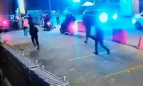New Year की शाम को कार ने भीड़ में घुसाया: एक आदमी ने कार से भीड़ में टक्कर मारी, जिससे चार लोग घायल हो गए