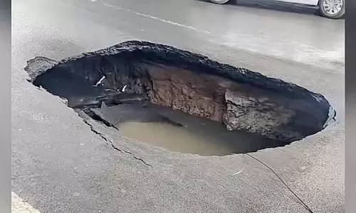 Chennai: आरके मठ रोड का एक हिस्सा सीवर लाइन कमजोर होने की वजह से धंस गया