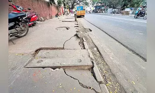 Chennai: खराब रखरखाव वाले पेरम्बूर हाई रोड फुटपाथ से पैदल चलने वालों को परेशानी होती है