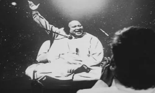 रिकॉर्डिंग के वक्त जब नुसरत फतेह अली खान के गले से नहीं निकली आवाज, आंखों से बहे सिर्फ आंसू रिकॉर्डिंग के वक्त जब नुसरत फतेह अली खान के गले से नहीं निकली आवाज, आंखों से बहे सिर्फ आंसू