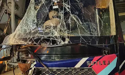 Devanahalli के पास टोल प्लाजा से टकराई बस, चार लोग गंभीर रूप से घायल Devanahalli के पास टोल प्लाजा से टकराई बस, चार लोग गंभीर रूप से घायल