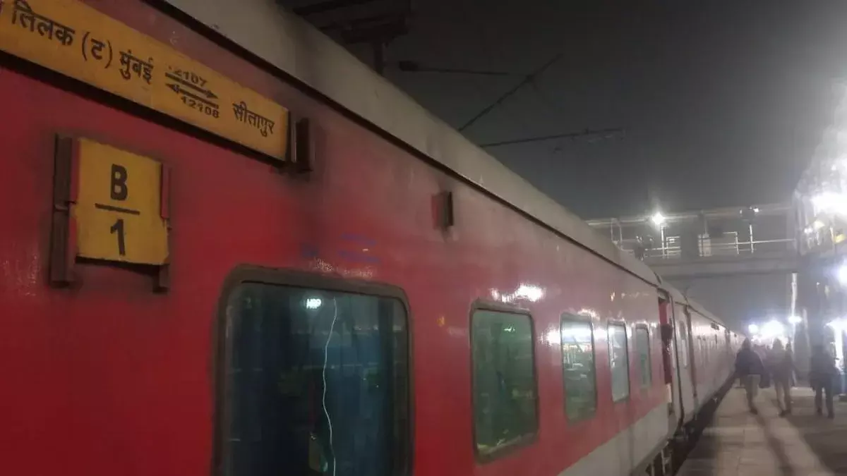 Lucknow: ऐशबाग स्टेशन पर जानकारी में गड़बड़ी, यात्रियों में हड़कंप