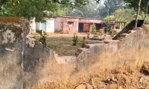 Odisha के सुंदरगढ़ में प्राइमरी स्कूल में हाथी के उत्पात से दहशत फैल गई Odisha के सुंदरगढ़ में प्राइमरी स्कूल में हाथी के उत्पात से दहशत फैल गई