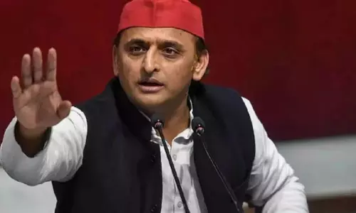 Lucknow: अखिलेश यादव ने कार्यकर्ताओं से की मुलाकात, भाजपा पर साधा निशाना