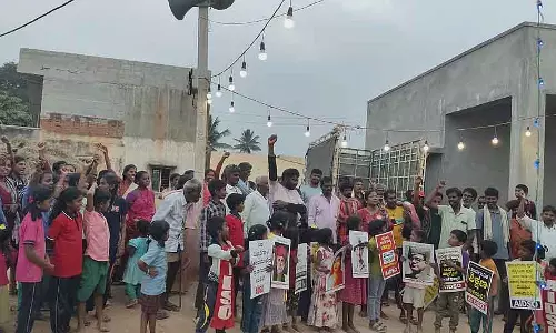 Chikkaballapur : केपीएस-मैग्नेट स्कूल कडाडिब्बनूर में विरोध प्रदर्शन