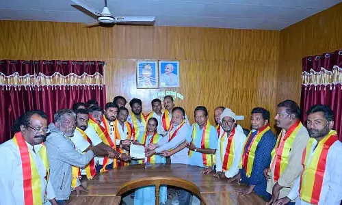 APMC परिसर में हाई मास्ट लैंप के उद्घाटन की मांग APMC परिसर में हाई मास्ट लैंप के उद्घाटन की मांग