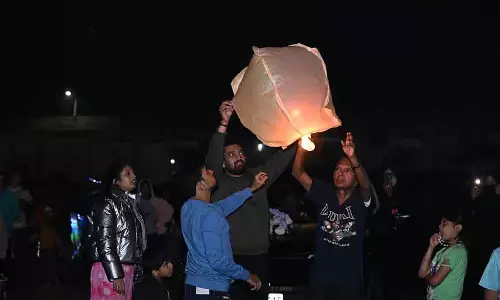 Karwar : नए साल के मौके पर आतिशबाजी की गई और लालटेन जलाई गई Karwar : नए साल के मौके पर आतिशबाजी की गई और लालटेन जलाई गई