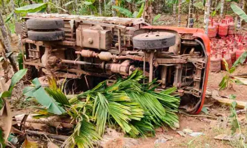 Kerala ; कुकिंग गैस सिलेंडर ले जा रही मिनी लॉरी पलटी, बड़ा हादसा टला Kerala ; कुकिंग गैस सिलेंडर ले जा रही मिनी लॉरी पलटी, बड़ा हादसा टला