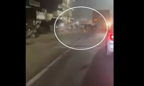 OMG! टक्कर के बाद डंपर में फंस गया ऑटो, घिसटता चला गया...फिर
