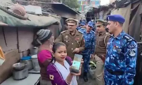 Uttar Pradesh के एक व्यक्ति को पुलिस ने मोबाइल से स्कैन किया, सोशल मीडिया पर मज़ाक उड़ाया गया