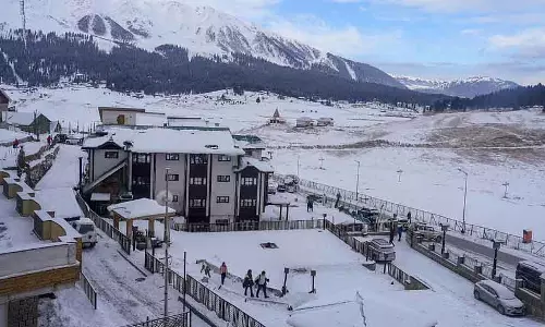 Kashmir में आसमान साफ, रात के तापमान में गिरावट; गुलमर्ग -7 डिग्री सेल्सियस के साथ सबसे ठंडा