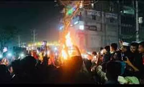 Bangladesh में भीड़ ने हिंदू व्यक्ति को चाकू मारा, आग के हवाले किया Bangladesh में भीड़ ने हिंदू व्यक्ति को चाकू मारा, आग के हवाले किया