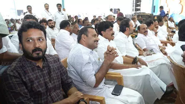 Kerala: पेरुन्ना में राहुल मामकूटाथिल, कांग्रेस नेताओं के बीच शामिल हुए Kerala: पेरुन्ना में राहुल मामकूटाथिल, कांग्रेस नेताओं के बीच शामिल हुए