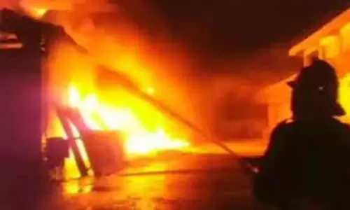 Jalpaiguri: मयनागुड़ी बाजार में आग की लपटों ने मचाई तबाही Jalpaiguri: मयनागुड़ी बाजार में आग की लपटों ने मचाई तबाही