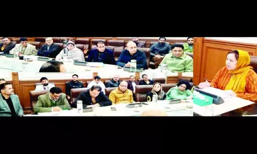 Sakina को हर दो हफ़्ते में सभी हेल्थ सुविधाओं का इंस्पेक्शन करने के लिए कहा गया