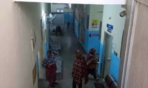 Sarwal के सरकारी अस्पताल में बिजली जाने से मरीजों को परेशानी हुई Sarwal के सरकारी अस्पताल में बिजली जाने से मरीजों को परेशानी हुई