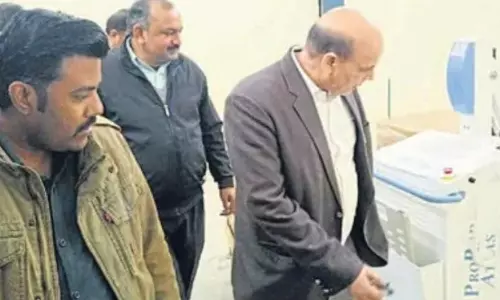 Bareilly: स्वास्थ्य सुविधा के लिए सीएचसी में जरूरी सामान आया Bareilly: स्वास्थ्य सुविधा के लिए सीएचसी में जरूरी सामान आया