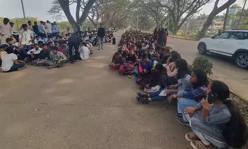 Dharwad : स्कॉलरशिप की मांग को लेकर एग्रीकल्चरल यूनिवर्सिटी में विरोध प्रदर्शन Dharwad : स्कॉलरशिप की मांग को लेकर एग्रीकल्चरल यूनिवर्सिटी में विरोध प्रदर्शन