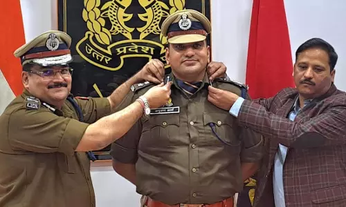 Bareilly: प्रतीक चिन्ह देकर एसएसपी को सम्मानित किया गया Bareilly: प्रतीक चिन्ह देकर एसएसपी को सम्मानित किया गया
