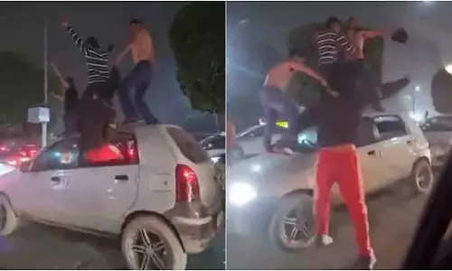 Noida: 6 युवकों ने ऑल्टो कार की छत पर डांस कर मचाया हंगामा