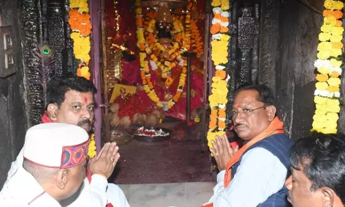 CM विष्णुदेव साय ने बस्तर की आराध्य देवी मां दंतेश्वरी की पूजा-अर्चना की CM विष्णुदेव साय ने बस्तर की आराध्य देवी मां दंतेश्वरी की पूजा-अर्चना की