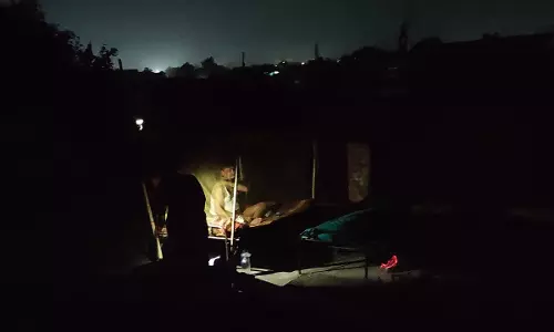 Farrukhabad: विद्युत फाल्ट से ग्रामीण क्षेत्रों में अंधेरा छाया Farrukhabad: विद्युत फाल्ट से ग्रामीण क्षेत्रों में अंधेरा छाया