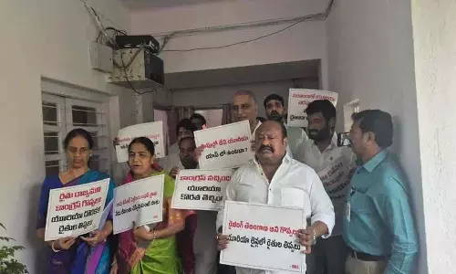 यूरिया की कमी को लेकर BRS विधायकों ने विधानसभा में विरोध प्रदर्शन किया यूरिया की कमी को लेकर BRS विधायकों ने विधानसभा में विरोध प्रदर्शन किया