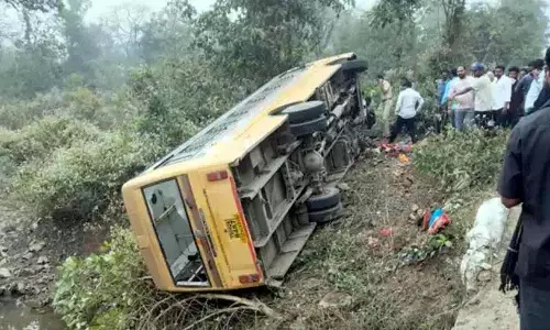 Ashwapuram के पास बस दुर्घटना में इंजीनियरिंग के छात्र घायल Ashwapuram के पास बस दुर्घटना में इंजीनियरिंग के छात्र घायल