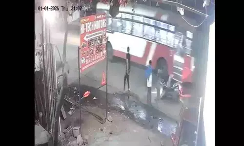हैदराबाद के मुसरमबाग में RTC बस एक्सीडेंट में कपल की मौत हैदराबाद के मुसरमबाग में RTC बस एक्सीडेंट में कपल की मौत