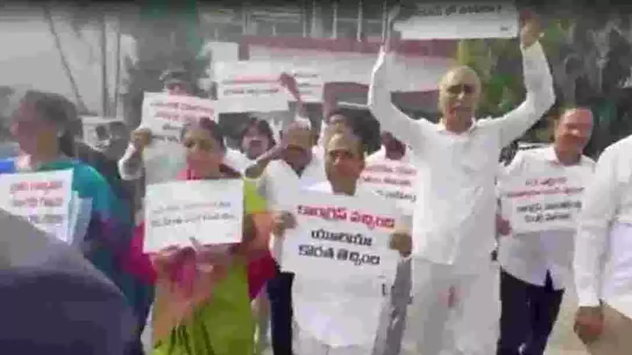 तेलंगाना विधानसभा में यूरिया की कमी को लेकर BRS का विरोध प्रदर्शन