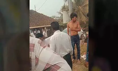 कपल Love Marriage महिला के परिवार ने आदमी पर बेरहमी से हमला किया कपल Love Marriage महिला के परिवार ने आदमी पर बेरहमी से हमला किया