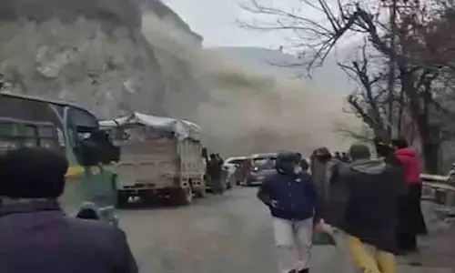 Jammu-Kashmir हाईवे पर भारी लैंडस्लाइड, मोटर चालक बचने के लिए भागे Jammu-Kashmir हाईवे पर भारी लैंडस्लाइड, मोटर चालक बचने के लिए भागे