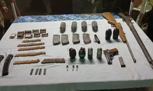 Manipur: 27 बम, हथियार और गोला-बारूद बरामद; दो आतंकवादी पकड़े गए Manipur: 27 बम, हथियार और गोला-बारूद बरामद; दो आतंकवादी पकड़े गए