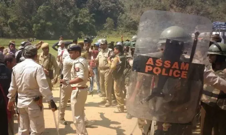 Assam के डिब्रूगढ़ में मवेशी चोरी को लेकर हंगामा, पुलिस ने भीड़ हटाई