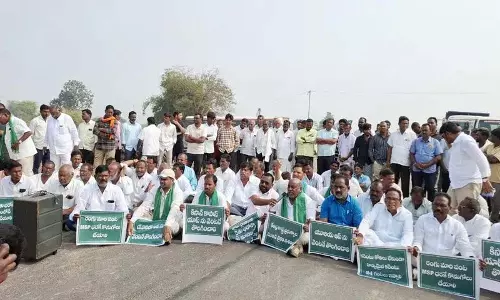 पूर्व मंत्री Jogu Ramanna के नेतृत्व में बेला रोड पर धरना