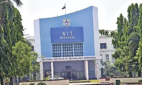 आउटसोर्सिंग कर्मचारियों ने वारंगल NIT के सामने विरोध प्रदर्शन किया